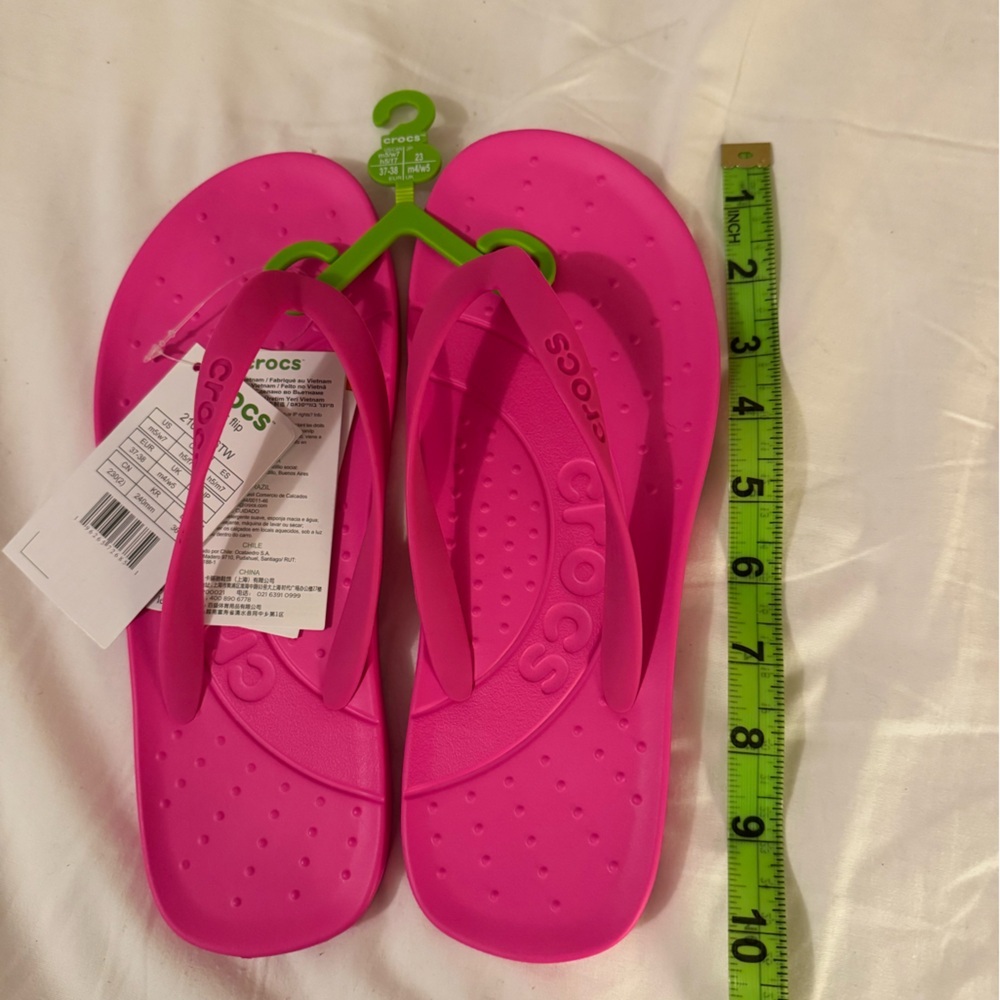 CROCS Bright Pink Flip Flops💕cute comfy and oh so cool!see photos for details - Picture 3 of 7